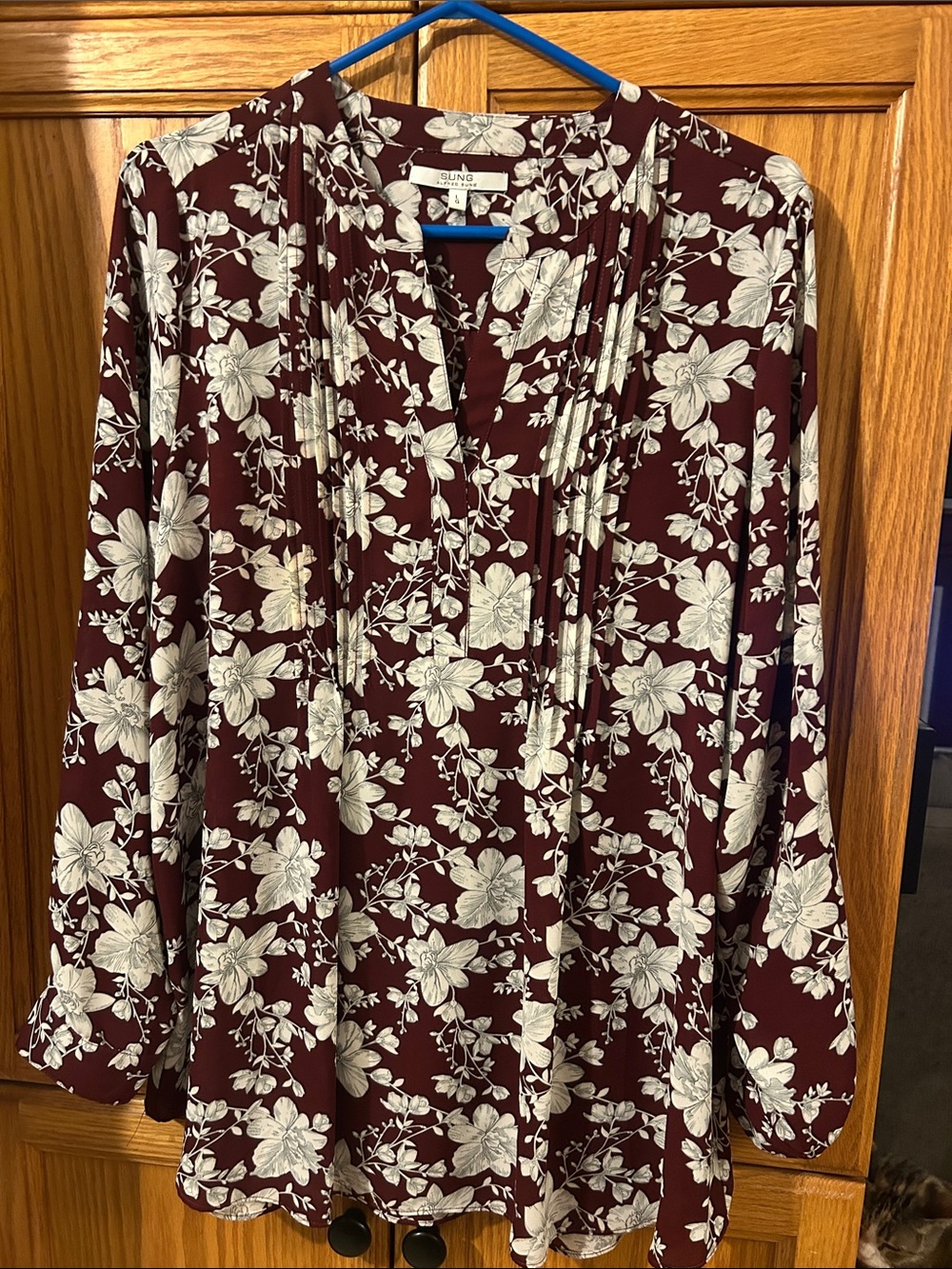 ALFRED SUNG Burgundy and White Floral V-Neck Long Sleeve Tunic